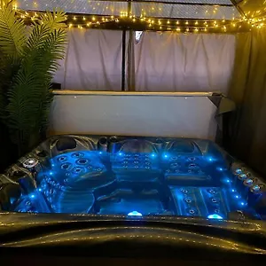 Apartment Secret Gem 1 Bed Garden Flat Private Luxury Hot Tub, Bournemouth